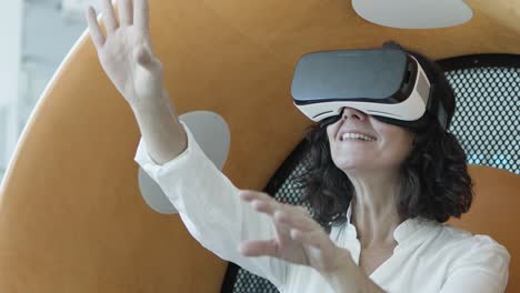 Lächelnde-Frau-Im-VR-Headset